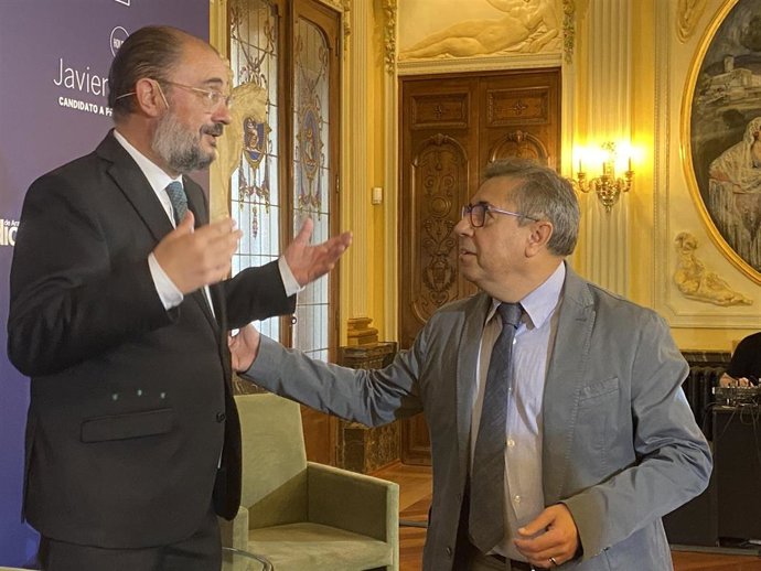 El presidente del Gobierno de Aragón, Javier Lambán, y el director de El Periódico de Aragón, Nicolás Espada.