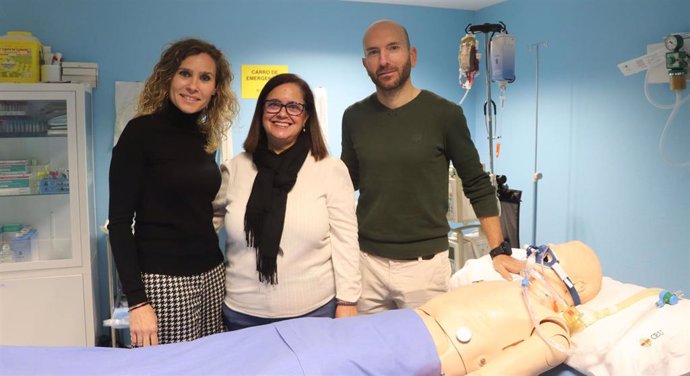 Rubén Galiano , Inés González y Ana Belén Riera, profesores de Enfermería de la Universidad CEU UCH de Elche que han patentado una Biollave para procedimientos médicos intravenosos que evita infecciones.