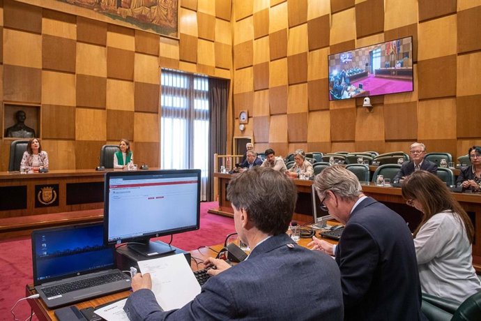 El Salón de Plenos del Ayuntamiento de Zaragoza celebra el sorteo para elegir a los integrantes de las 907 mesas electorales del municipio para los comicios del próximo 28 de mayo.