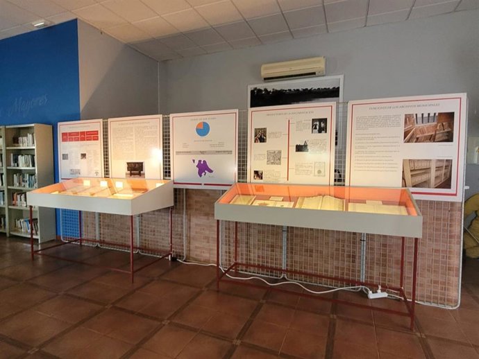 La exposición itinerante de la Diputación de Cáceres titulada "Del arca de las tres llaves a la nube" llega a la localidad de Salorino