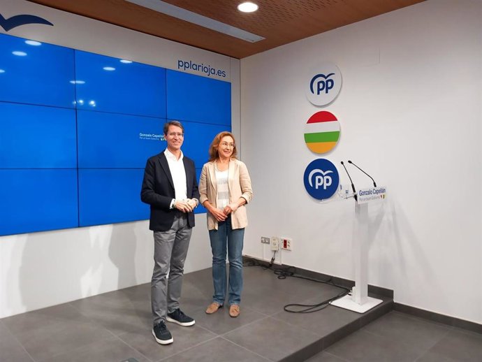 El candidato del PP a la Presidencia de La Rioja, Gonzalo Capellán, junto a la directora de campaña, María Martín