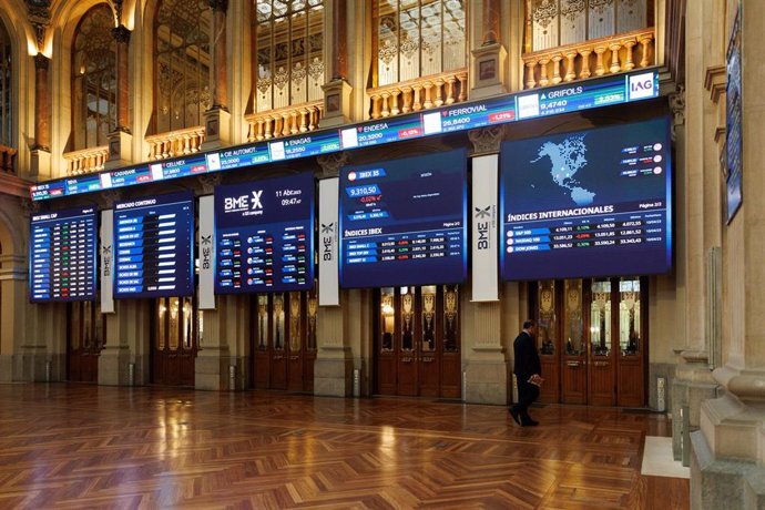 Varios paneles del IBEX 35 en el Palacio de la Bolsa de Madrid, a 11 de abril de 2023, en Madrid (España).