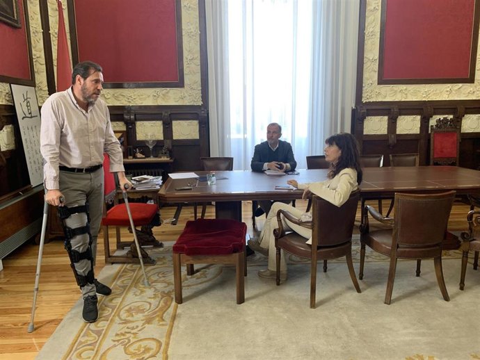 El alcalde de Valladolid, Óscar Puente, con muletas en su vuelta al trabajo tras la operación y conversando con la concejal de Cultura y Turismo, Ana Redondo, y el gerente de la Sociedad Municipal de Turismo Juan Manuel Guimerans.