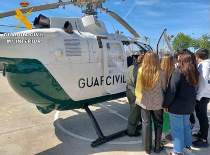 La Guardia Civil celebra el 50 aniversario de su Servicio Areo con exhibiciones en colegios de Tordesillas y Tudela.