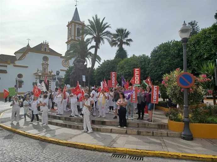 Concentración de la plantilla de Ayuda a domicilio de Dos Hermanas, en Sevilla.