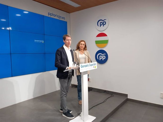 El candidato del PP a la Presidencia del Gobierno regional, Gonzalo Capellán, junto a María Martín