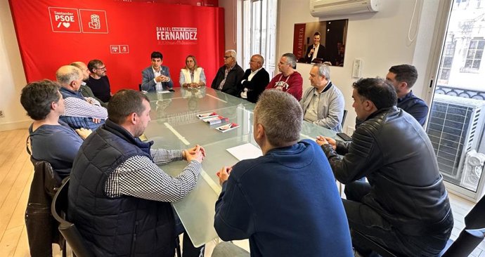 El portavoz y candidato del PSOE a la Alcaldía de Santander, Daniel Fernández, con representantes de UGT y CCOO
