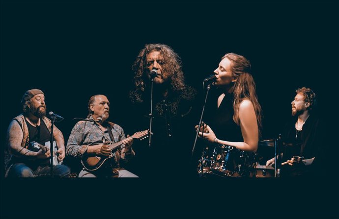 Archivo - Robert Plant amb el grup Saving Grace i la cantant Suzi Dian