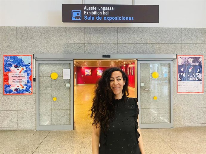 La artista Houda Bakkali expone su 'Arte Digital, Cultura Digital' en el aeropuerto de Málaga-Costa del Sol