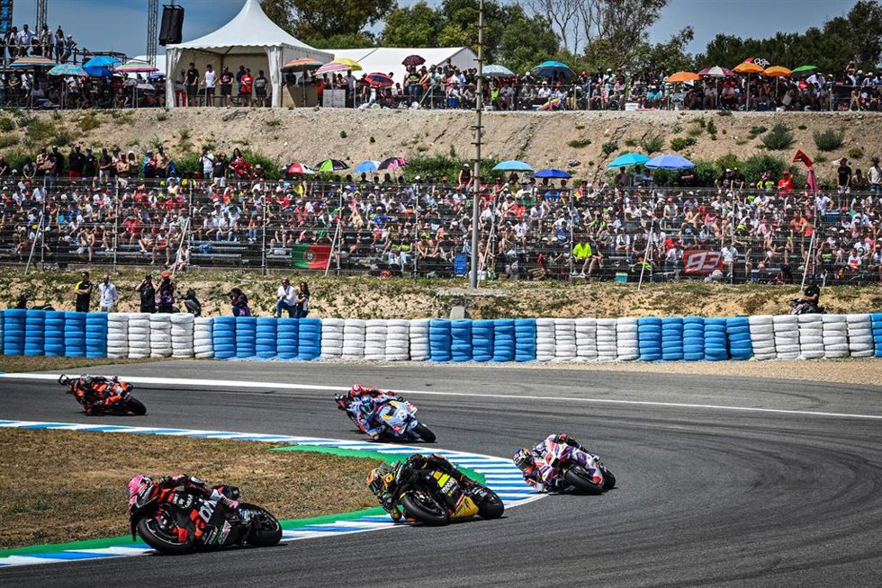 41 ESPARGARO Aleix (spa), Aprilia Racing Team Gresini, Aprilia RS-GP, action with 10 MARINI Luca (ita), Mooney VR46 Racing Team, Ducati Desmosedici GP22 and 05 ZARCO Johann (fra), Pramac Racing, Ducati Desmosedici GP23 during the 2023 MotoGP Gran Premio