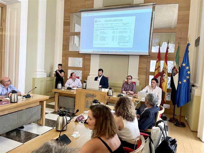 Pleno extraordinario en el Ayuntamiento de Cáceres para el sorteo de los miembros de las mesas electorales del 28M