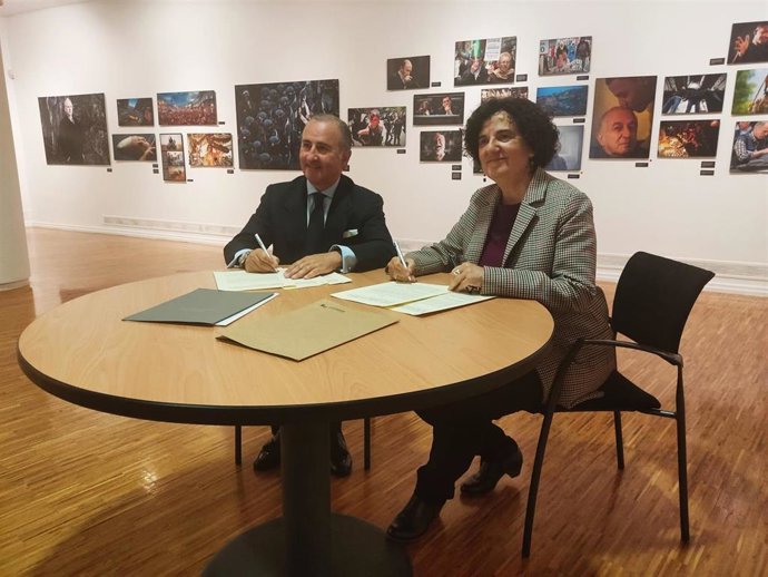 -La Consejera De Cultura, Política Lingüística Y Turismo Del Principado, Berta Piñán, Y El Director General Del Sabadellherrero, Pablo Junceda, Firman La Renovación Del Acuerdo Para El Desarrollo De Actividades Culturales.