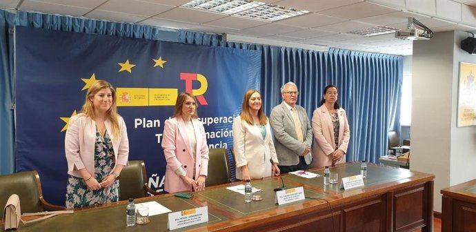 La delegada del Gobierno en CyL, Virginia Barcones; la consejera de Educación, Rocío Lucas; el director del Área Funcional de la Alta Inspección de Educación, Santiago Esteban Frades; subdelegada en Valladolid, Alicia Villar