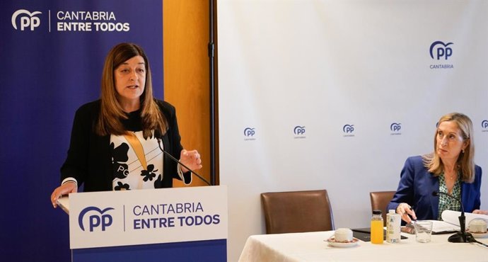 La presidenta del PP de Cantabria y candidata autonómica, María José Sáenz de Buruaga, y la secretaria de Sanidad del PP, Ana Pastor, en un encuentro con profesionales sanitarios