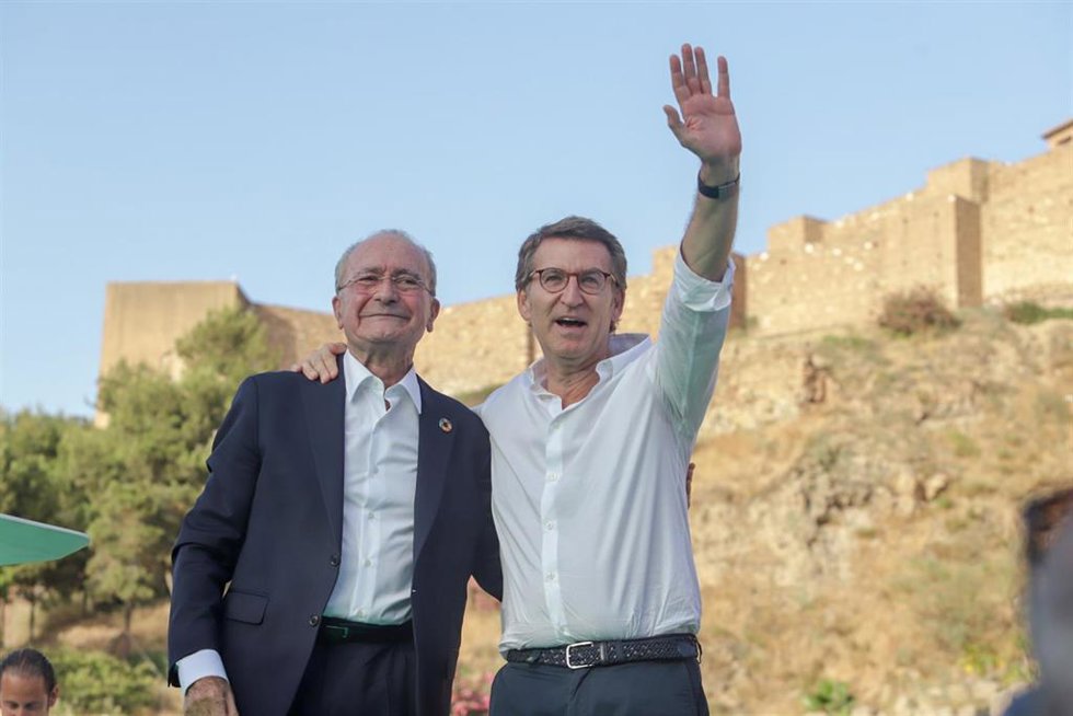Archivo - El presidente del PP, Alberto Núñez Feijóo, con el alcalde de Málaga, Francisco de la Torre,durante la clausura del mitin, en el acto electoral de campaña de las elecciones autonómicas del 19J