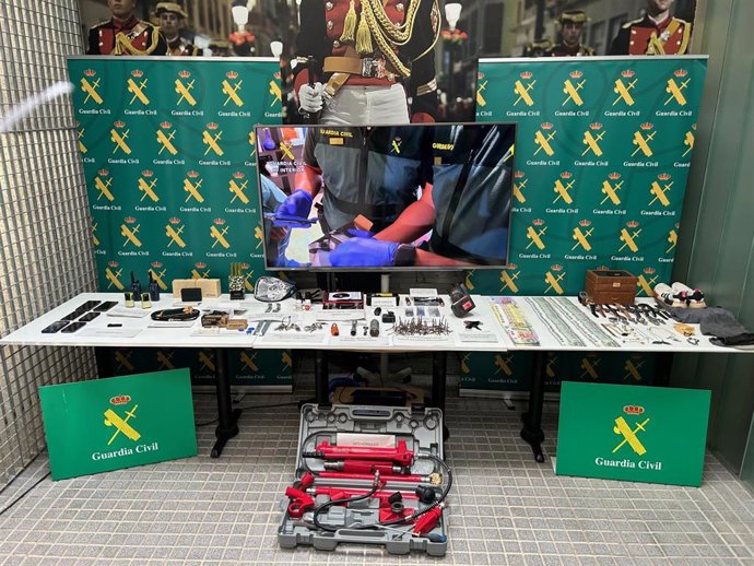 Material incautado en los registros practicados por la Guardia Civil.