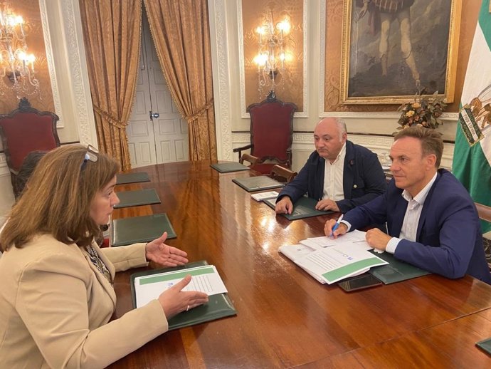 De la Encina con miembros de la Confederación Andaluza de Alzheimer y otras Demencias.