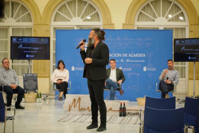 Jose Luis Jaén interpreta un tema en la presentación del festival Murmura Alpujarra.