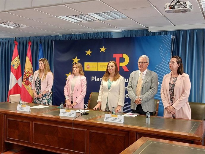 La Delegada Del Gobierno En La Comunidad, Virginia Barcones, Y La Consejera De Educación De La Junta De Castilla Y León, Rocío Lucas