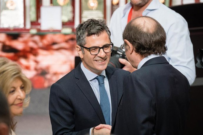 El ministro de la Presidencia, Relaciones con las Cortes y Memoria Democrática, Félix Bolaños (i).