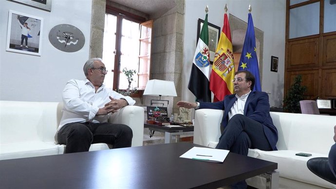 Reunión entre el presidente de la Junta y el alcalde de Valdecaballeros