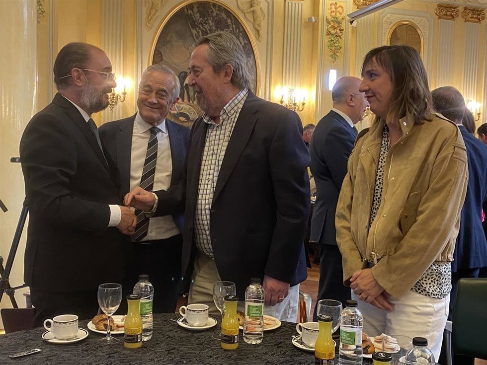 El presidente del Gobierno de Aragón, Javier Lambán; la candidata del PSOE a la alcaldía de Zaragoza, Lola Ranera; Juan Alberto Belloch y Javier Sada (PSOE).