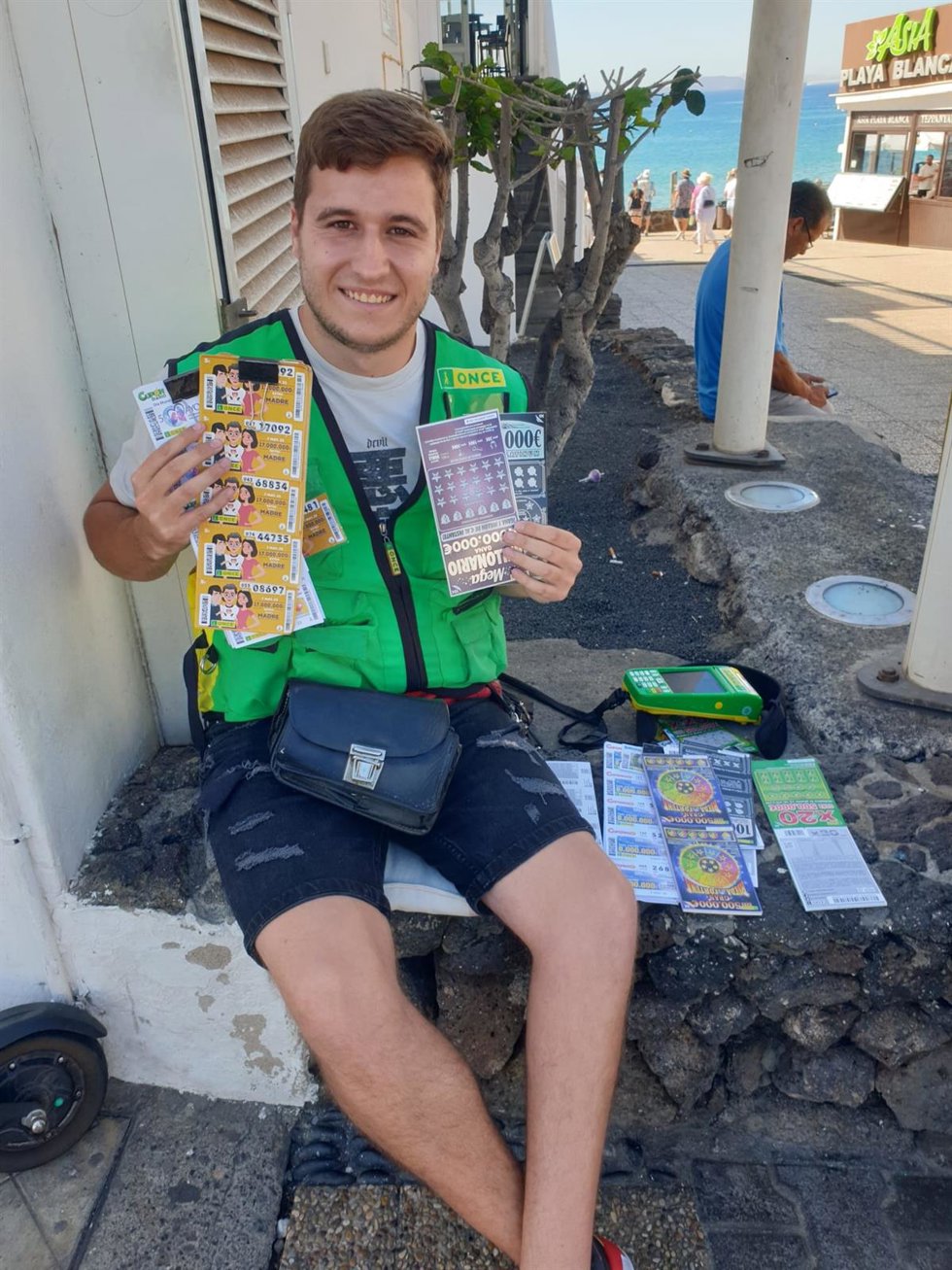 Antonio Gil Marín, vendedor de la ONCE en la zona de Playa Blanca, en Yaiza (Lanzarote)