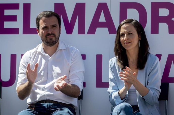 La secretaria general de Podemos y ministra de Derechos Sociales, Ione Belarra, y el líder de IU y ministro de Consumo, Alberto Garzón, participan en el acto 'El Madrid que se levanta', a 2 de mayo de 2023, en Madrid (España). 