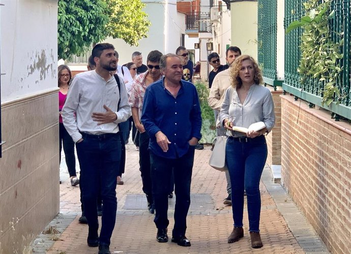 Visita de los candidatos de la confluencia liderada por Podemos e Izquierda Unida, Susana Hornillo e Ismael Sánchez, a la barriada de La Bachillera.
