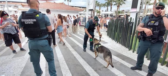 Agentes de la Guardia Civil en el operativo de la apertura de las discotecas de Ibiza