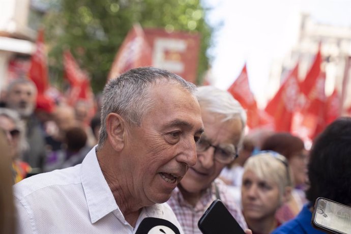 El candidato a la presidencia de la Generalitat por Compromís y diputado en Les Corts, Joan Baldoví, atiende a los medios durante la marcha por el Día Internacional de los Trabajadores