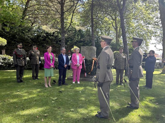 La alcaldesa de Camargo, Esther Bolado, y el presidente de Cantabria, en el acto del Dos de Mayo