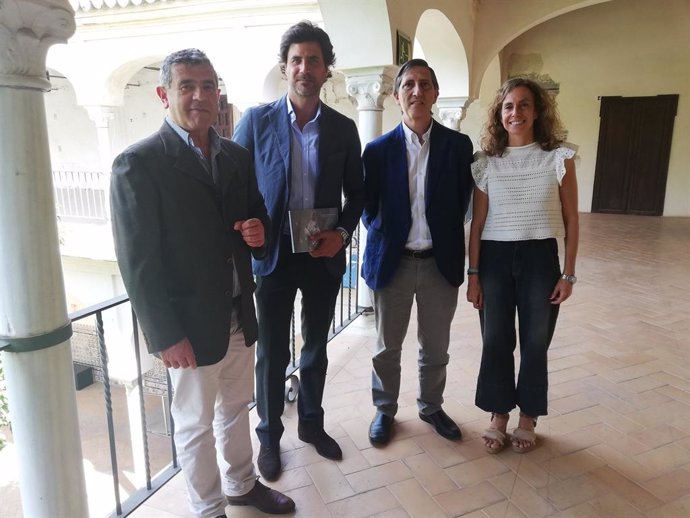 Presentación de la obra 'Los Patronatos de Casas Baratas', sobre la historia de la vivienda social en Sevilla, editada por el Ayuntamiento.