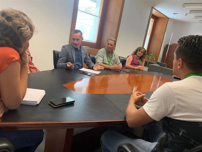 Reunión del secretario de Organización del PSOE de Sevilla con padres del CEIP Rodríguez Aniceto de Arahal, junto al candidato socialista a la Alcaldía de esta localidad.