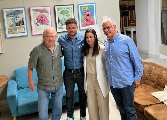 El portavoz en el Congreso de Esquerra Republicana, Gabriel Rufián, la candidata de ERPV a la Generalitat, María Pérez, el número uno de ERPV a Les Corts por Alicante, Joan Martínez, y el candidato de ERPV en la coalición Unides per Alacant, Mikel Forca