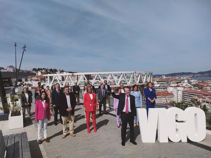 El alcalde de Vigo y candidato a la reelección, Abel Caballero, junto a los miembros de su lista electoral para los comicios del 28 de mayo de 2023.