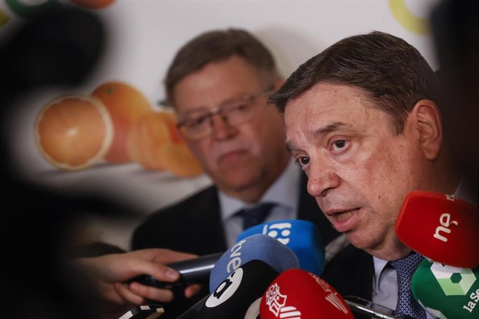 El ministro de Agricultura, Pesca y Alimentación, Luis Planas, atiende a los medios con motivo de su asistencia al acto conmemorativo del 50 aniversario e inauguración de la nueva sede del Comité de Gestión de Cítricos, en la sede del CGC, 