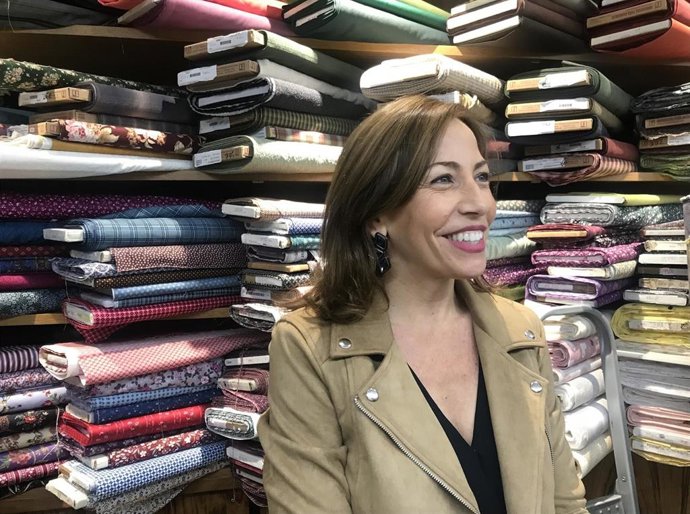 La candidata del PP a la Alcaldía de Zaragoza, Natalia Chueca, en un comercio de telas