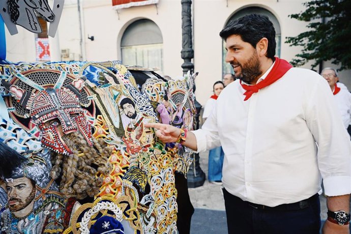 El presidente de la Comunidad, Fernando López Miras, asiste a la tradicional Carrera de los Caballos del Vino, en el marco de las fiestas en honor a la Santísima y Vera Cruz de Caravaca De la Cruz.