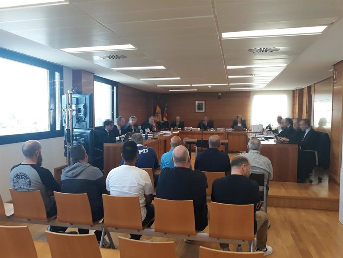 Juzgan a nueve personas, entre ellos dos guardias civiles, acusados de participar en una descarga de 2.000 kilos de hachís por Borriana