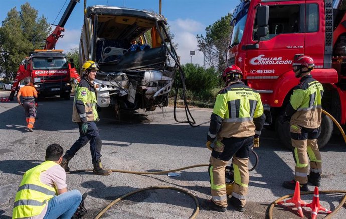 Efectivos de los bomberos en el lugar del accidente