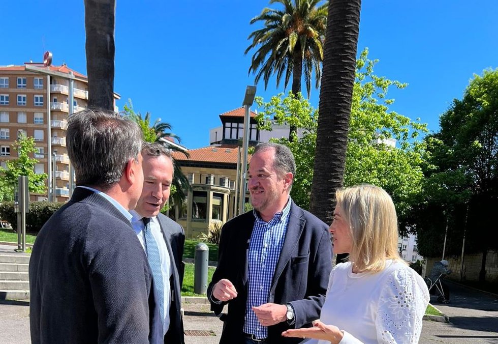 El presidente del PP vasco, Carlos Iturgaiz, en Santurtzi (Bizkaia)