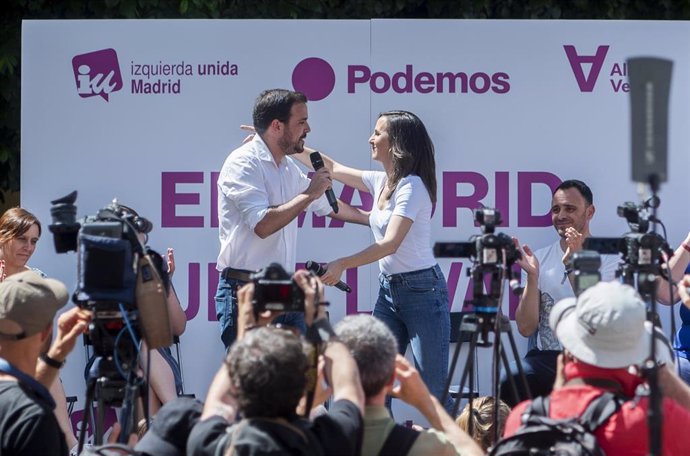 La secretaria general de Podemos y ministra de Derechos Sociales, Ione Belarra, y el líder de IU y ministro de Consumo, Alberto Garzón, participan en el acto 'El Madrid que se levanta',  a 2 de mayo de 2023, en Madrid (España).  