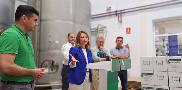 La delegada del Gobierno andaluz, Patricia Navarro, en una visita a las instalaciones de la cooperativa agro-olivarera Riogordo