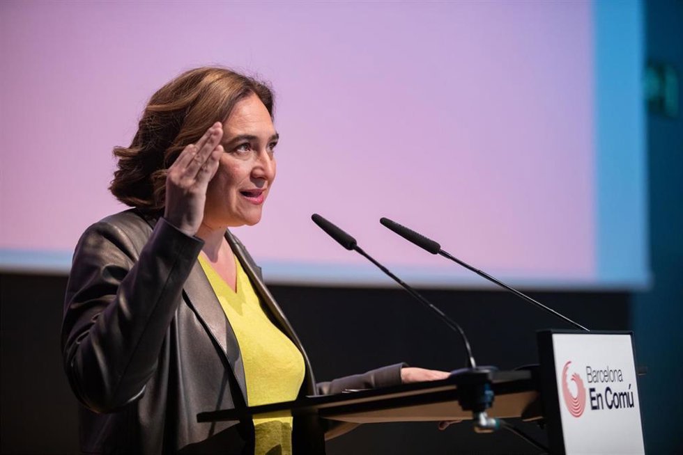 La alcaldesa de Barcelona, Ada Colau, participa en un acto de BComú.