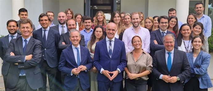 El alcalde de Sevilla y candidato a la reelección, Antonio Muñoz, en el centro de la imagen, con responsables y profesionales de la consultora Ernst&Young.