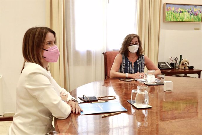 Archivo - La presidenta del PP balear, Margalida Prohens, reunida en el Consolat de Mar con la presidenta del Govern, Francina Armengol.