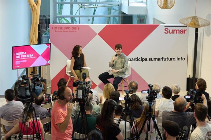 El asesor de Internacional de la Vicepresidencia segunda del Gobierno, Carlos Corrochano, y la economista Paula Moreno durante una rueda de prensa de Sumar en la sede de la organización de no lucro Ecooo, a 27 de abril de 2023, en Madrid (España). 