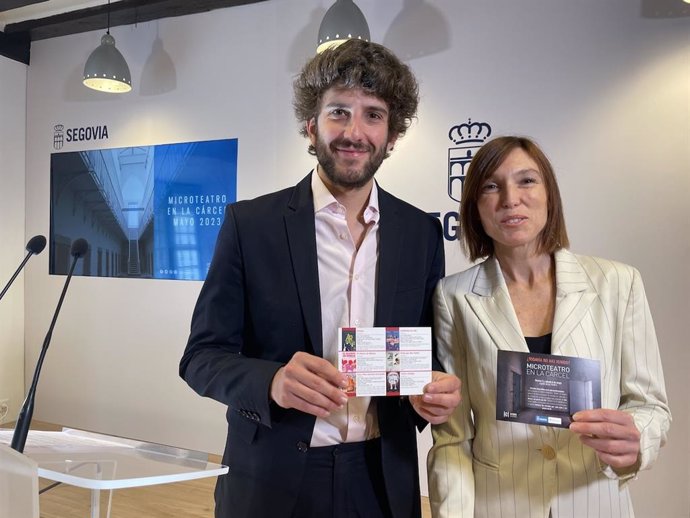 El concejal de Cultura, Alberto Espinar y Verónica Larios, actriz y gerente de Microteatro Madrid.