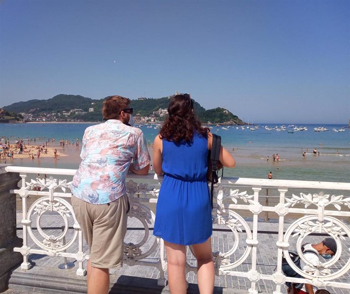 Archivo - Una pareja contempla las vistas de la Playa de la Concha en San Sebastián el día en el que las temperaturas máximas podrían alcanzar los 37 grados en la zona costera del País Vasco, en San Sebastián, Guipúzcoa, Euskadi (España) a 30 de julio d